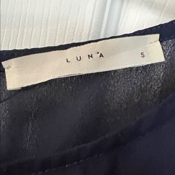 Elegant Navy Sleeveless Blouse with White Trim - Picture 2 of 4